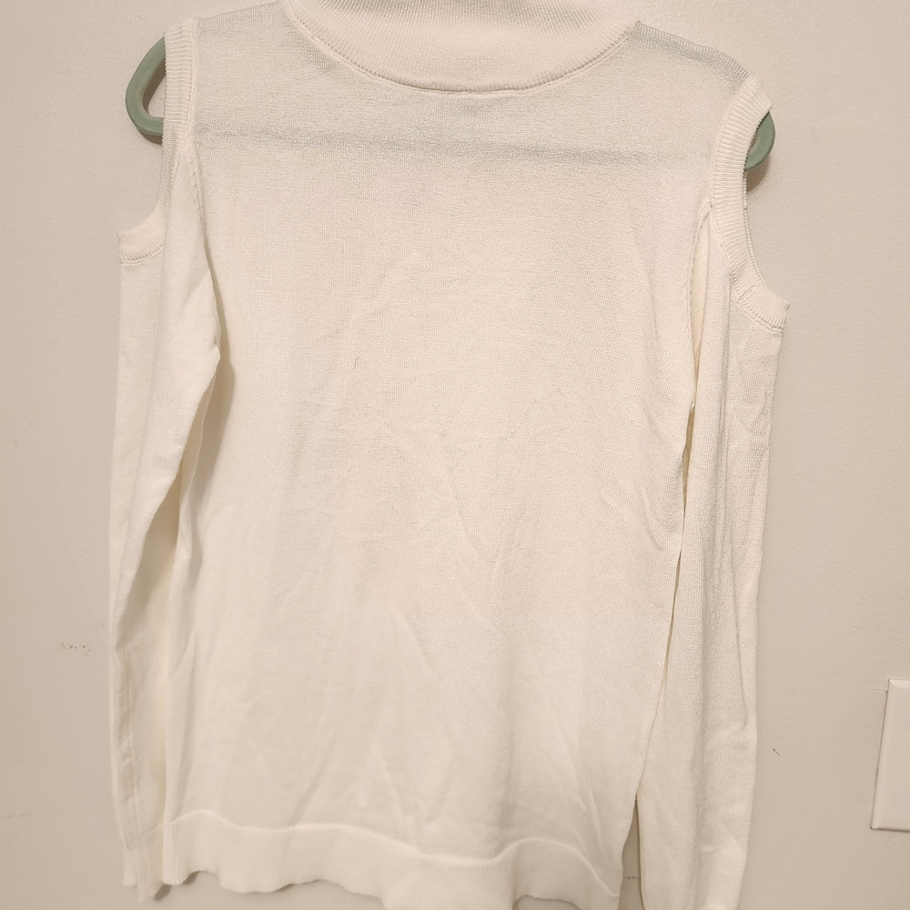 Elegant Off-White Turtleneck Sweater‎
